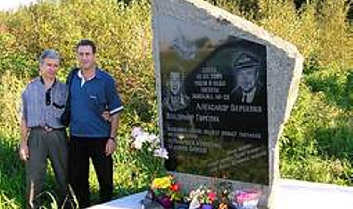 KATASTROOFIPAIK: Hukkunud piloodi vend Leonid Gorelik (paremal) allakukkunud lendurite mälestusmärgi juures.