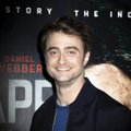 Poolpaljas Daniel Radcliffe viskab riided seljast ja esitab võrgutava tantsu