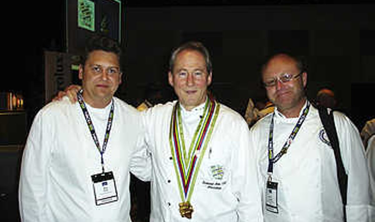 KOKKADE SUURKOHTUMINE: Andrus Laaniste (paremal) ja Oleg Alasi (vasakul) koos maailma kokkade isa Ferdinand Metziga. ERAKOGU