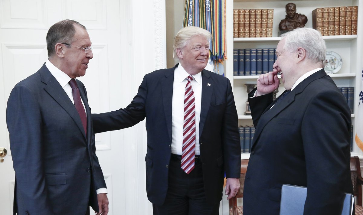 Lavrov (vasakul) võttis kohtumisele kaasa ka Vene suursaadiku Sergei Kisljaki, kellega suhtlemise kohta valetamine maksis Trumpi nõunikule Michael Flynnile töökoha.