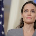 SKANDAALNE KLÕPS: Peapiiskopiga kohtuma läinud Angelina Jolie jättis rinnahoidja koju