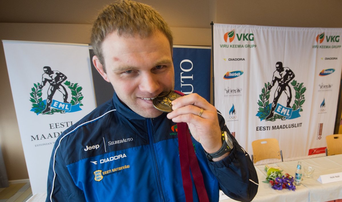  Kultuuriminister Urve Tiidus andis Heiki Nabile üle 2013. aasta maailmameistri kuldmedali