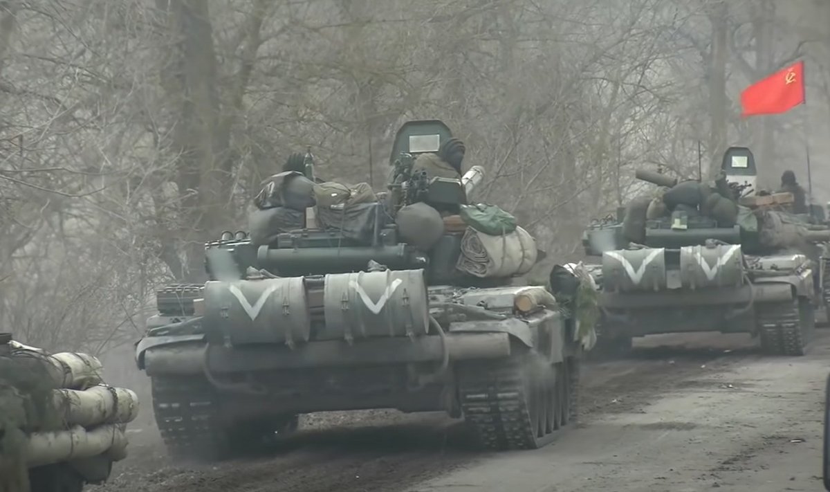 Tagasi N.Liitu! Ukrainat ründavad Putini-meelsed sõdurid on tankid varustanud punalippudega.