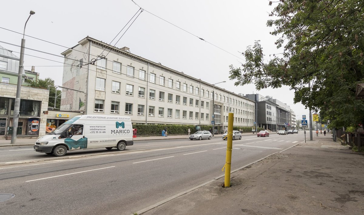 Tallinna ülikooli juures trammile peale tänavavalgustuspost
