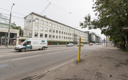 Tallinna ülikooli juures trammile peale tänavavalgustuspost