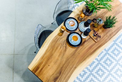 Väga moekaks ja populaarseks on osutunud ka naturaalse servaga plankudest valmitatud diivani- ja söögilauad jms mööblitükid. Suar Design