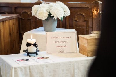 RELIGIOOSNE KUNSTNIK saadeti viimsele teele Tallinna Kaarli Kirikust. Lillede toomise asemel tehti annetus orelivile muretsemiseks.