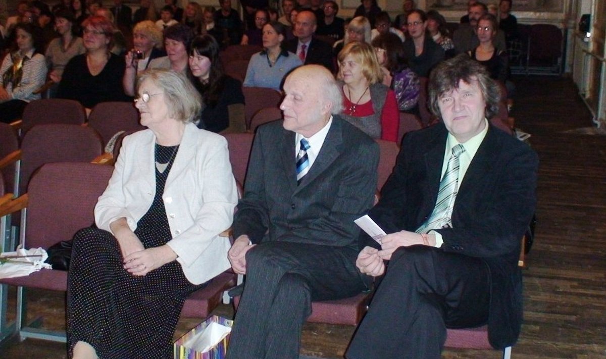 Abja Muusikakooli asutaja Kalle Tamra (keskel), tema klaveriõpetajast abikaasa Maie Tamra (vasakul) ja Abjas sündinud Tonio Tamra, kes on praegu Viljandi Muusikakooli direktor