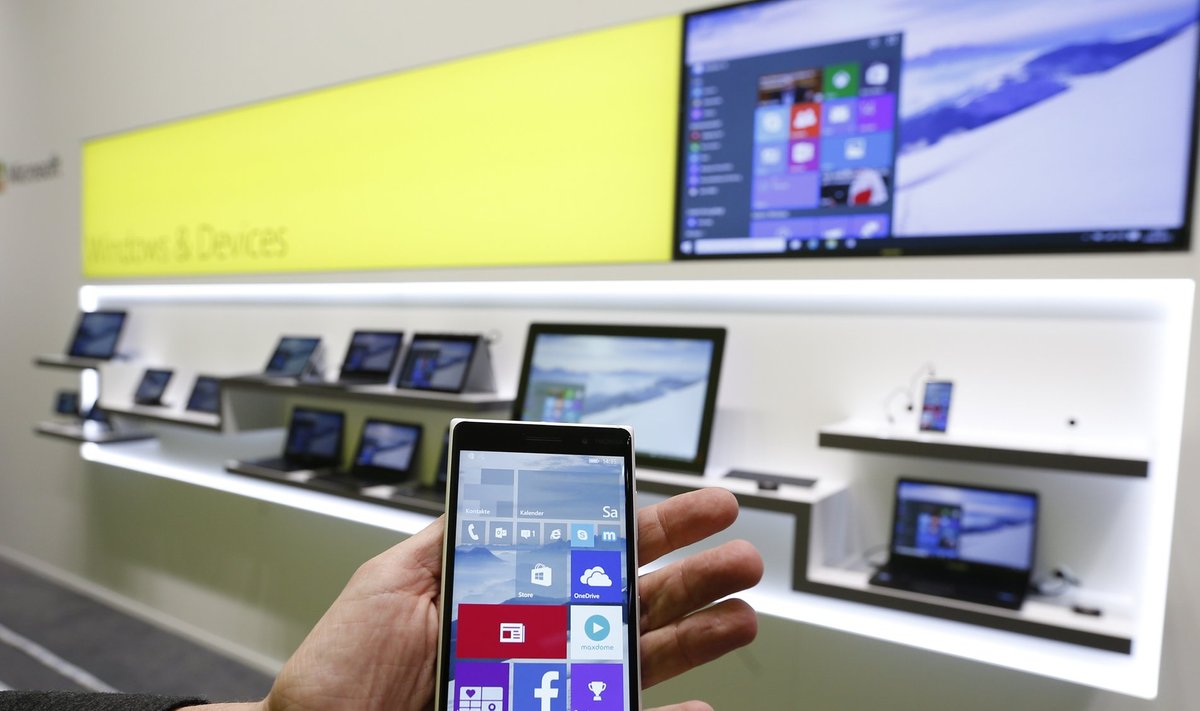 Valik Windows 10 seadmeid, väljapanek Saksamaal toimunud elektroonikamessil CeBIT 2015