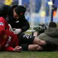 VIDEO: Õnnetu vigastus: Robin van Persie kukkus mängu ajal auku!