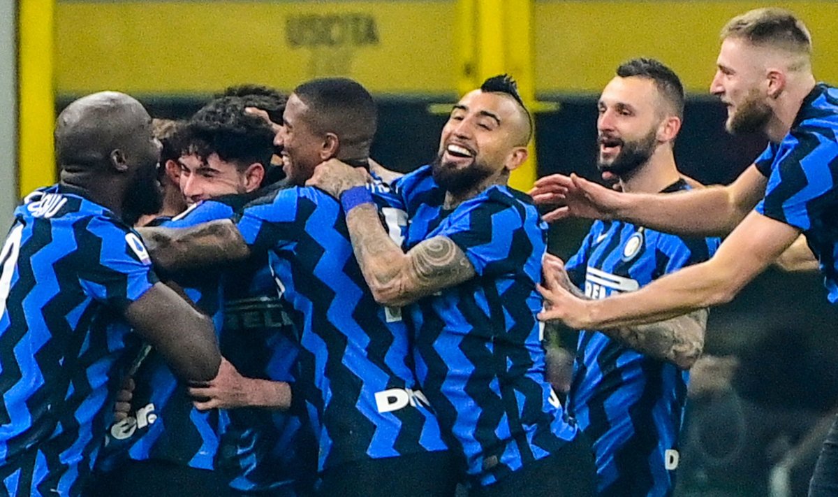 Milano Interi mängijad väravat tähistamas.