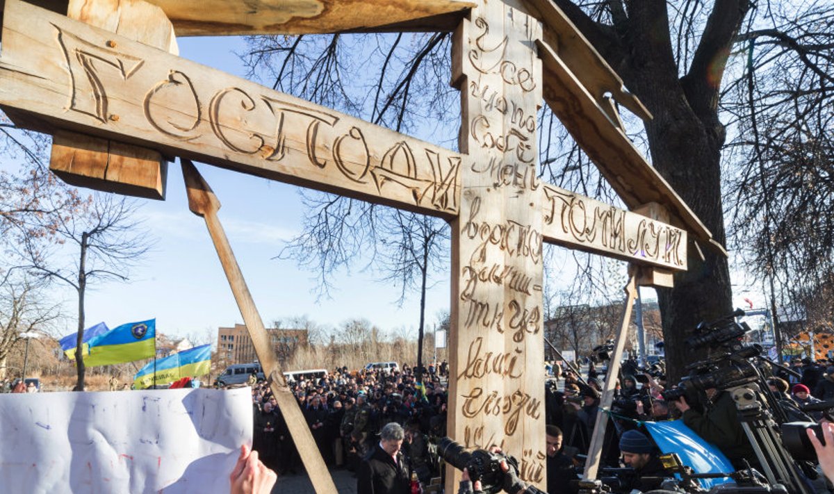 Петр Порошенко возлагает цветы к памятнику Небесной сотне в Киеве