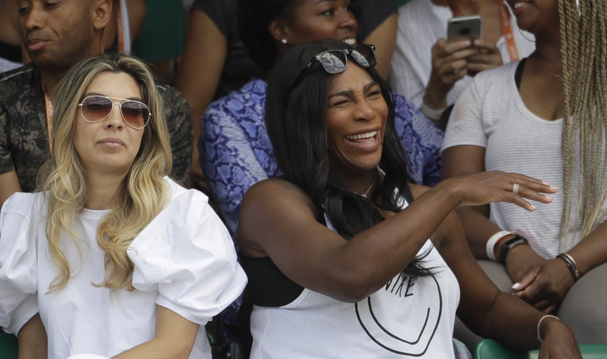 Serena Williams (paremal) French Openil õele kaasa elamas.