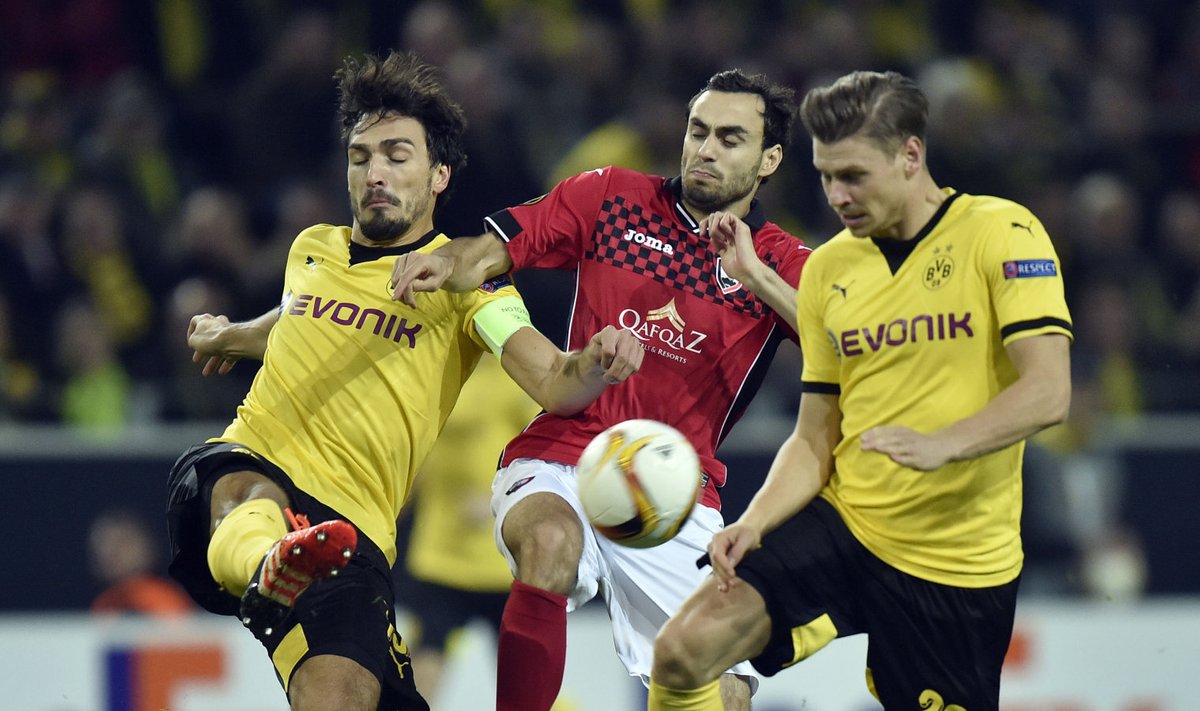 Sergei Zenjov (keskel) Euroopa liiga mängus Dortmundi Borussiaga