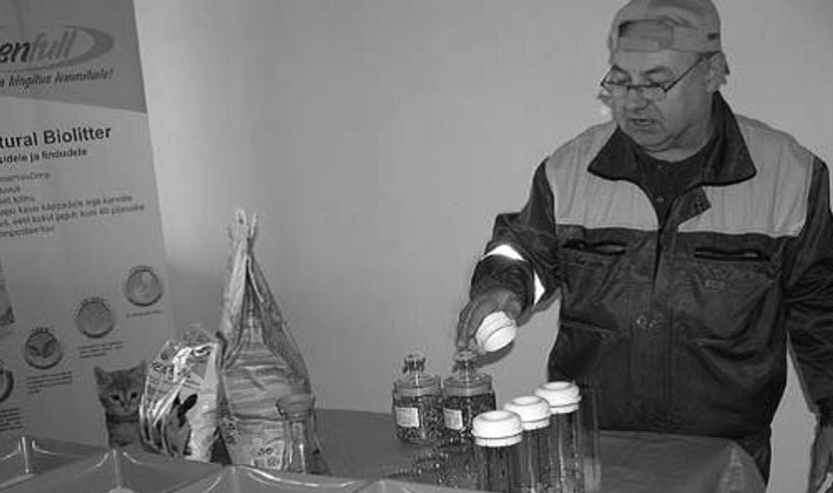 Ecopellet OÜ põhiomanik ja tegevjuht Olev Nilisk demonstreerib kasside allapanuks kasutatavaid imavaid materjale. Esiplaanil paremal on Ecopelletis valmistatud heinagraanulid, kõrvalkastis okaspuidust graanulid.
