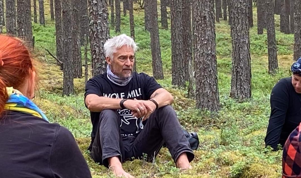 Indra Reinpuu istub männimetsas selg on vastu Eesti puud. 