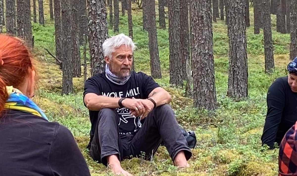 Indra Reinpuu istub männimetsas selg on vastu Eesti puud.