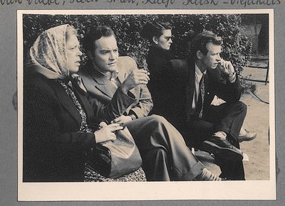 KOOS EESTI FILMITÄHTEDEGA: Puhkehetk filmi “Pöördel” (tööpealkiri “Järsul kurvil” (1957)  juures. Näitlejad Katrin Välbe (vasakult) ja Rein Aren ning filmi teine režissöör Kaljo Kiisk.