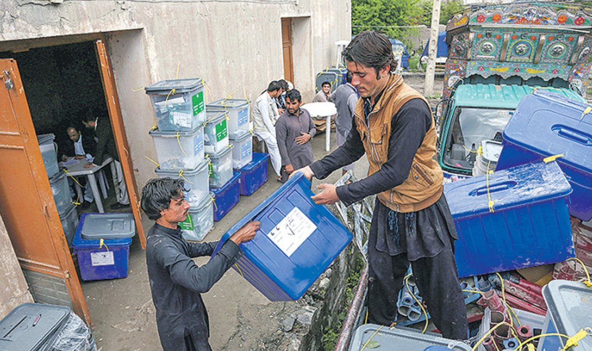 Hääletussedelitega kastid saabuvad jaoskondadest ülelugemiseks Jalalabadi valimiskomisjoni. 