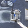 ФОТО DELFI: На стене Теледома рисуют картину по случаю 100-летия ЭР