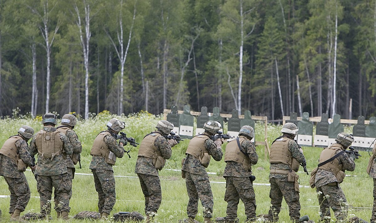 Suurõppuseks Siil tahab kaitsevägi Eesti sõduritele selga kuuliveste, nii nagu kasutavad neid pildil eestlastega õppusel olevad USA sõdurid. Ka Siilist võtavad ameeriklased osa.