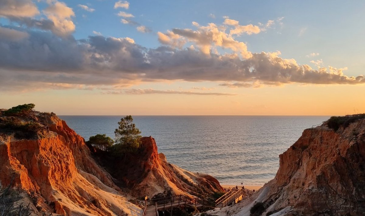 Albufeira rand liivakivikaljude vahel