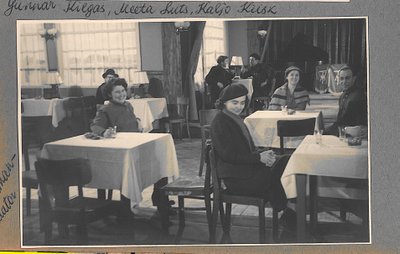 KAADER KOHVIKUST: Aimeé Beekman (ees paremal, baretiga) Tallinnas kohvikus "Moskva" filmi „Pöördel” (1957) võtete aegu. A. Beekman oli filmi teine operaator. Ta kaitses Moskvas Üleliidulises Kinematograafia Instituudis operaatoridiplomit Tallinna Kinostuudios üles võetud lühifilmiga „Üks moment, oodake” (1956).