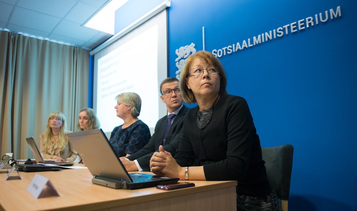 Sotsiaalministeerium pressibriifingul osalesid Marina Jefrosinina (vasakult), Katre Pall, Triin Raag, Rait Kuuse ja Heli Paluste.