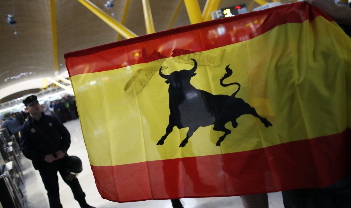 Streikiv töötaja hoiab Madridi lennujaamas üleval Hispaania lippu