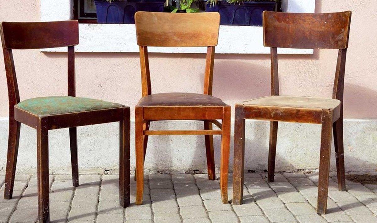 1950ndatel tehtud toolidel on painutatud vineerist sari ja seljatagune ning täispuidust jalad.