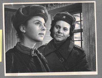 ROOSA KÜBAR: Eneken Aksel-Priks (vasakul, Tütarlaps Maria) ja Herta Elviste (Naine) režissöör Veljo Käsperi Üleliidulise Kinematograafia Instituudi diplomitöös “Roosa kübar” (1963). Lilli Prometi miniatuuri põhjal tehtud lühifilmis ongi ainult kaks tegelast.