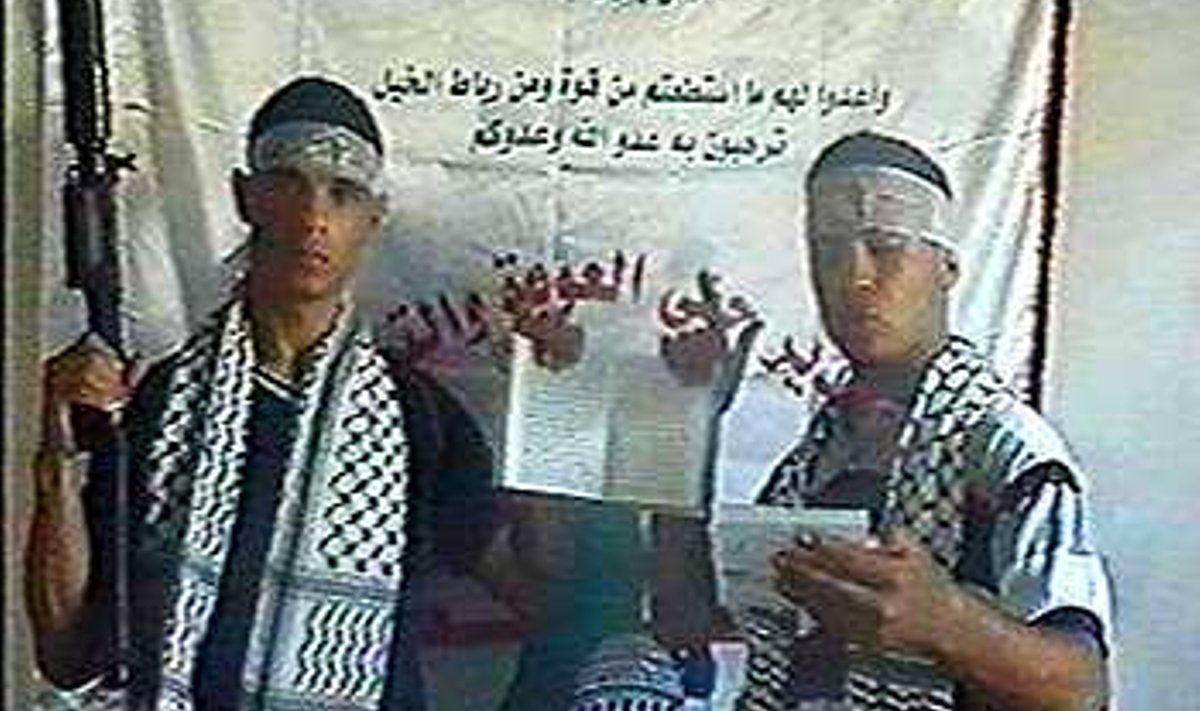 Kaks enesetapjat Nablusest: Vasakpoolne 18 aastat vana, parempoolne 19. Lasksid end 2002. aasta juulis Tel-Avivis õhku. Pilt on võetud videolindilt, mille taolisi Jordani jõe läänekaldal võib osta suvalisest poest. AFP