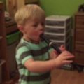 VIDEO: Väike kurt poiss kuuleb esimest korda omaenda pillimängu ja tema reaktsioon on võrratu!