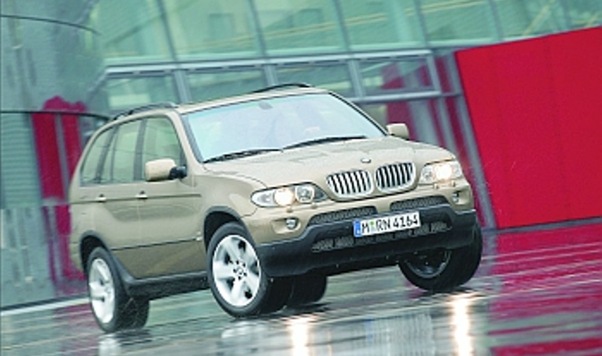 BMW X5, 2004. AASTA MUDEL: Kotkapilguga vaatja märkab pisikesi erinevusi välimuses, kuid peamine areng originaal-X5ga võrreldes toimus neliveoskeemis. BMW