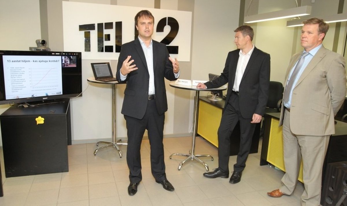 Tele2 juhatuse esimees Toomas Tiivel, tehnikadirektor Mart Niilsen ja Televõrgu juhataja Urmas Aiaste koostöölepingut tutvustamas.