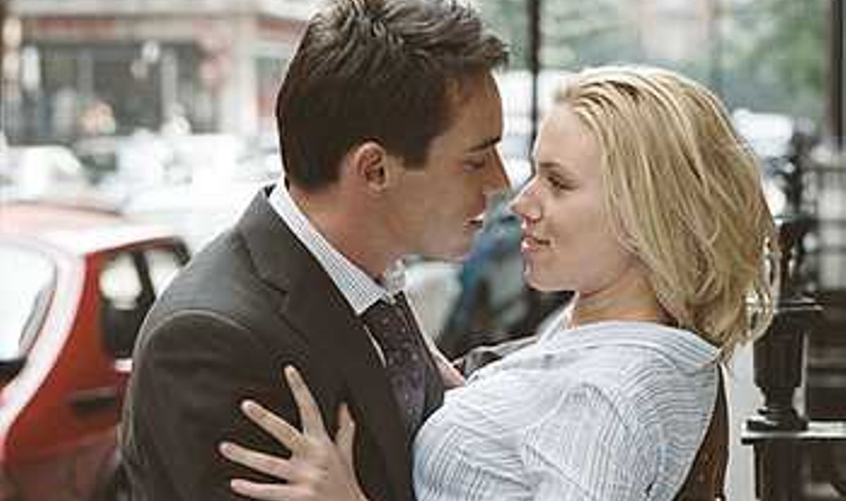 Õhk on elektrit täis: Chris (Jonathan Rhys Meyers) ja Nola (Scarlett Johansson) on nagu kevadised linavästrikud – tunnike varastatud armastust hotellis on selja taga, kuid sellest ei piisa. Kaader filmist
