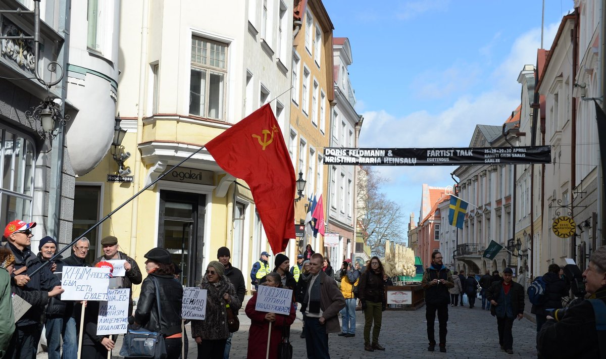 Punalipp Vene saatkonna ees