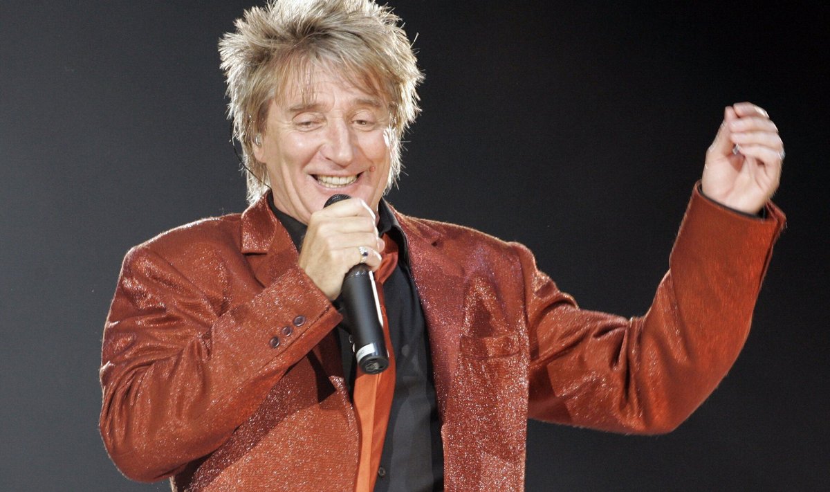 Scottish rock singer Rod Stewart performs on stage 18 July 2007 at the Color Line Arena in Hamburg, northern Germany, during the first concert of his Germany tour. He presented his album "Still the Same - Great Rock Classics of Our Time".    AFP PHOTO    DDP/ROLAND MAGUNIA    GERMANY OUT