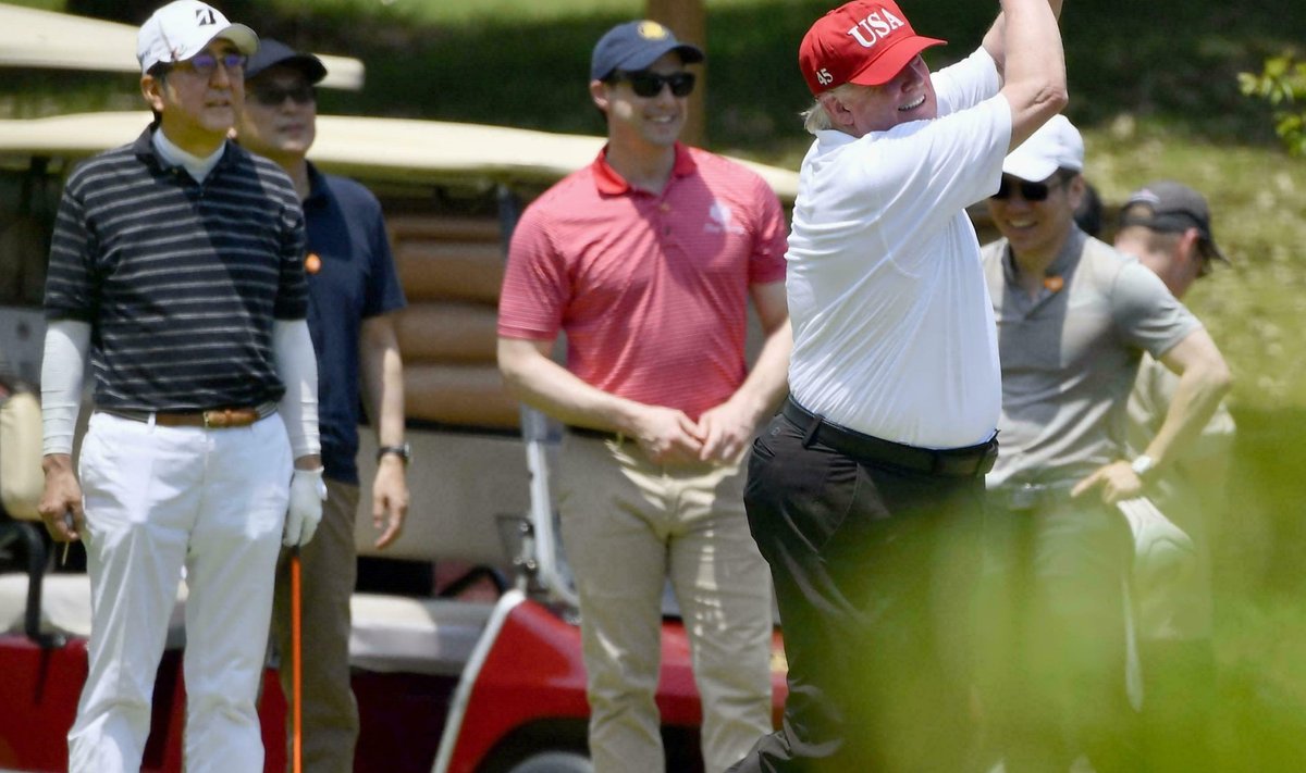 Donald Trumpi golfilembus on suur, kuid väljakud toodavad kahjumit. Pildil on USA president mullu Tokyo-lähedases golfiklubis koos tollase Jaapani peaministri Shinzo Abega.