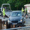 ФОТО | В Таллинне автомобиль въехал в яму строительного объекта, водитель сбежал