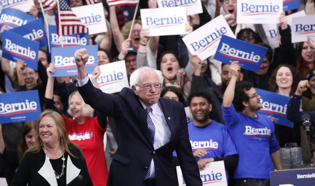 USA demokraatide presidendikandidaadiks pürgiv Bernie Sanders abikaasa Jane O'Meara Sandersiga teisipäeval New Hampshire'is kampaaniaüritusel