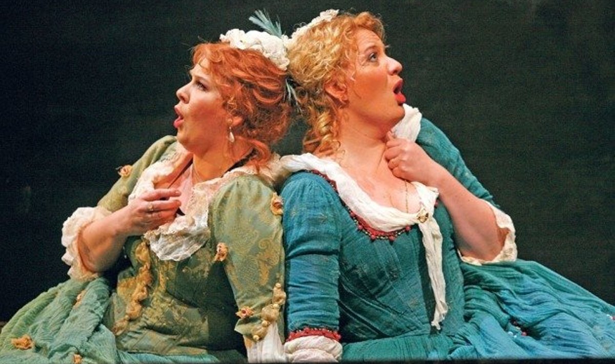 Juuli Lill (Dorabella) ja Aile Asszonyi (Fiordiligi) Rahvusooper Estonia Mozarti  ooperis “Cosí fan tutte”.