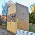 FOTOD | Huligaanid lõhkusid Viljandis Joala kuju ümbritseva kasti