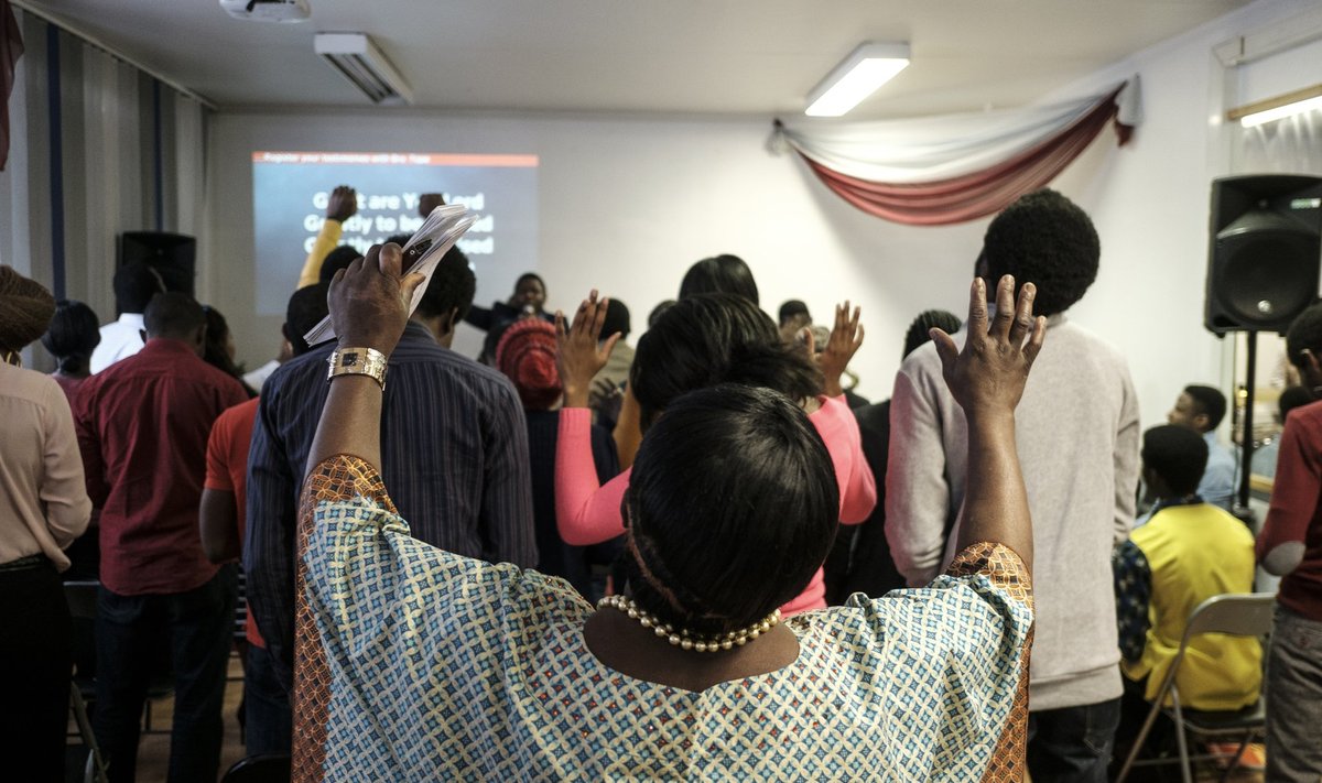 Nigeerlaste koguduse teenistus paistis muu hulgas silma tantsimise ja kirjude riiete poolest.