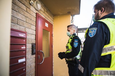 Käisime kontrollimas isikuid, kellega poldud ühendust telefonitsi saadud. Meid lastakse sisse ja saame minna üles, et selgitada põhjuse, miks ei ole olnud inimesega kontakti võimalik saada.