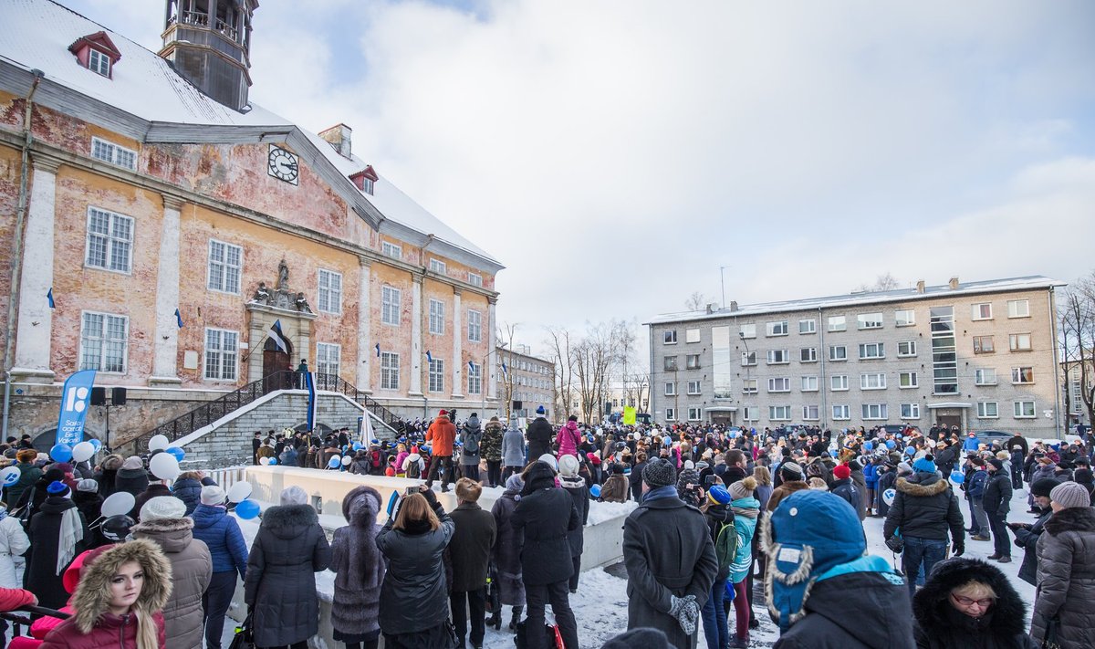 Narva keskväljakule oli presidendi kõnet kuulama kogunenud mitusada inimest.