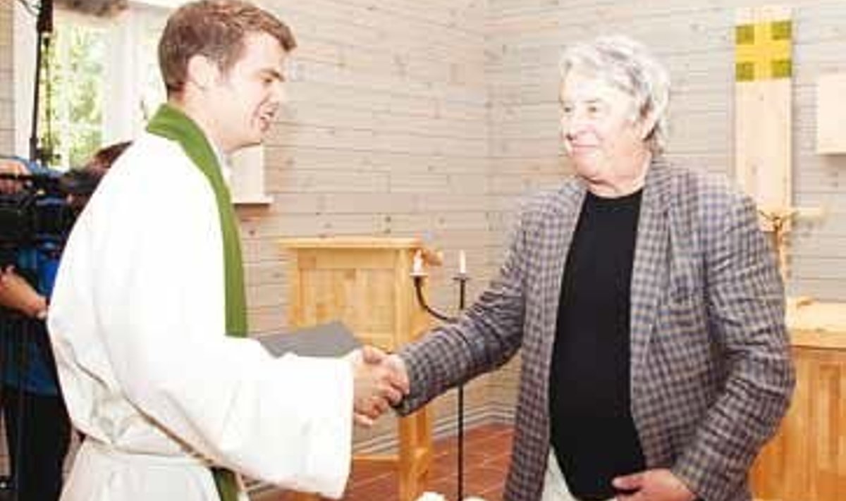 Koguduse õpetaja Mikk Leedjärv tänab altarimaali loojat Andres Toltsi