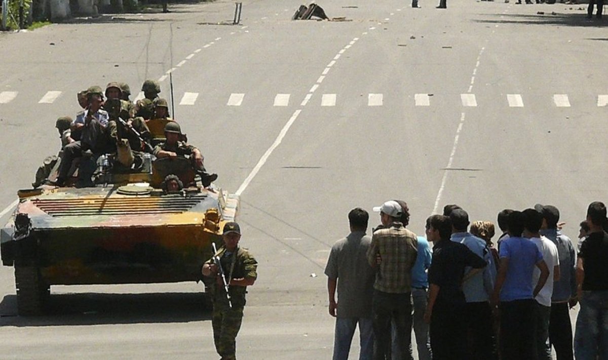 Kõrgõzstani sõdurid ja salk eraisikuid