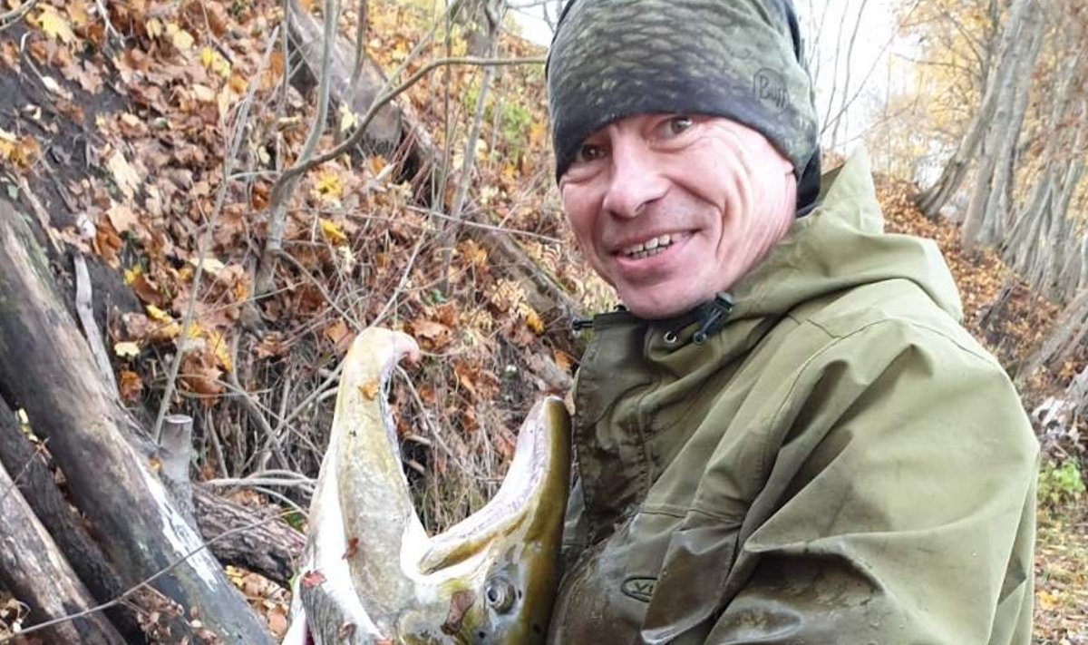 Harrastuspüüdja Denis koos 21,4 kg kaalunud lõhega Jägala jõel.