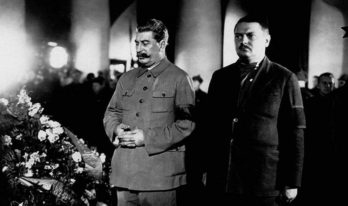 TAPJA LEINAB TAPETUT: Stalin Kirovi matustel kirstu juures.